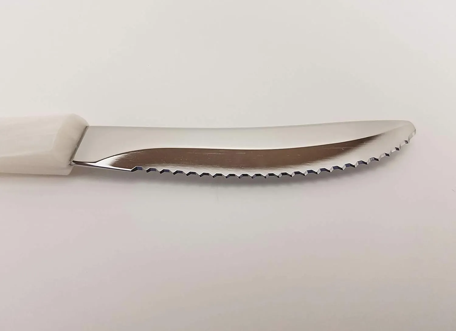 CUTCO Model 1759 Table Knife with White (Pearl) handle....................3.4” High Carbon Stainless DD serrated blade.............in factory sealed plastic bag.