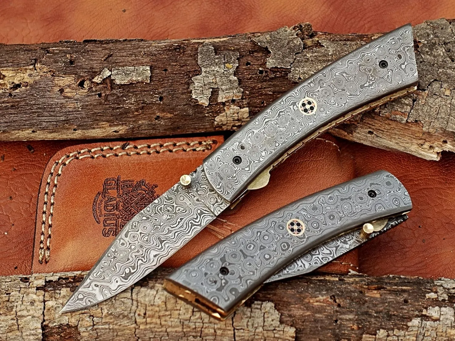 Damascus Folding Knife: Unleash Your Inner Adventurer with This Compact and Stylish EDC Tool – Precision Craftsmanship, Portability, and Versatility in One Sleek Package!