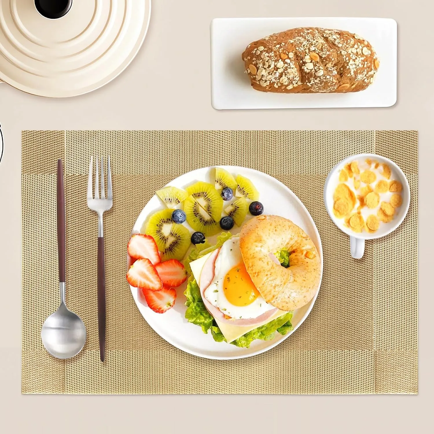 FGSAEOR Placemats Set of 6, Place Mats for Kitchen Dining Table, Heat-Resistant Anti-Skid Stain Washable PVC Table Mats, Easy to Cleaning Woven Vinyl Dinner Mats, Gold