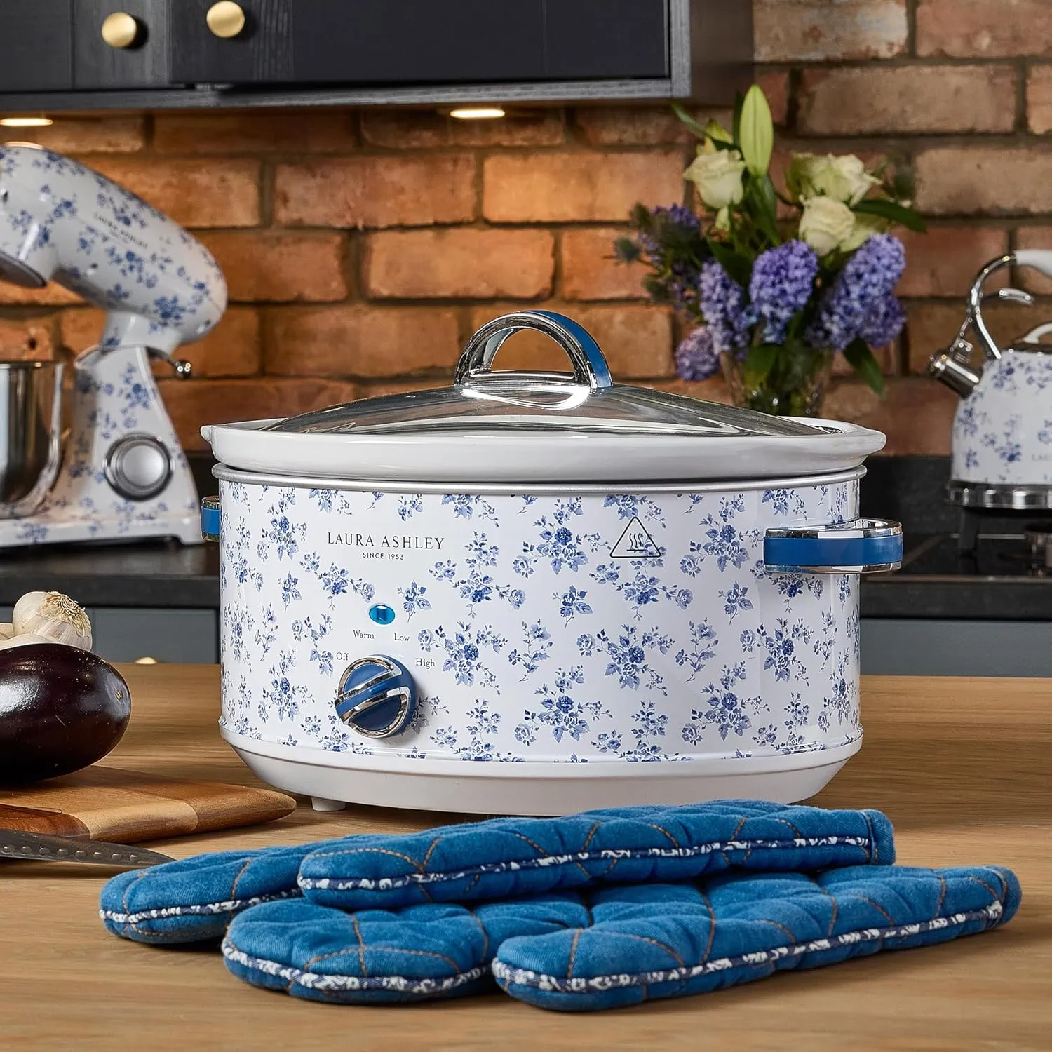 Laura Ashley Slow Cooker 3.7 Quart - Large Slow Cooker 3.7 QT for 4 to 5 People - Energy Efficient Slow Cookers with 3 Heat Settings - Dishwasher Safe Removeable Ceramic Crock & Tempered Glass Lid