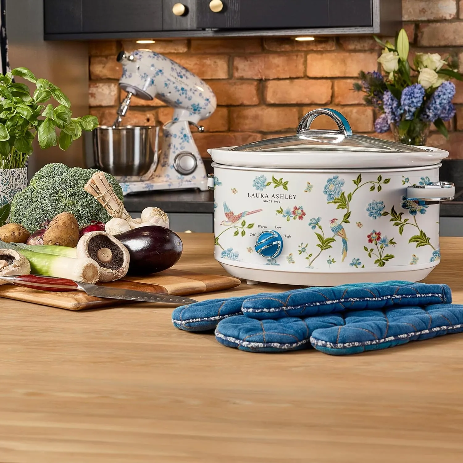 Laura Ashley Slow Cooker 3.7 Quart - Large Slow Cooker 3.7 QT for 4 to 5 People - Energy Efficient Slow Cookers with 3 Heat Settings - Dishwasher Safe Removeable Ceramic Crock & Tempered Glass Lid