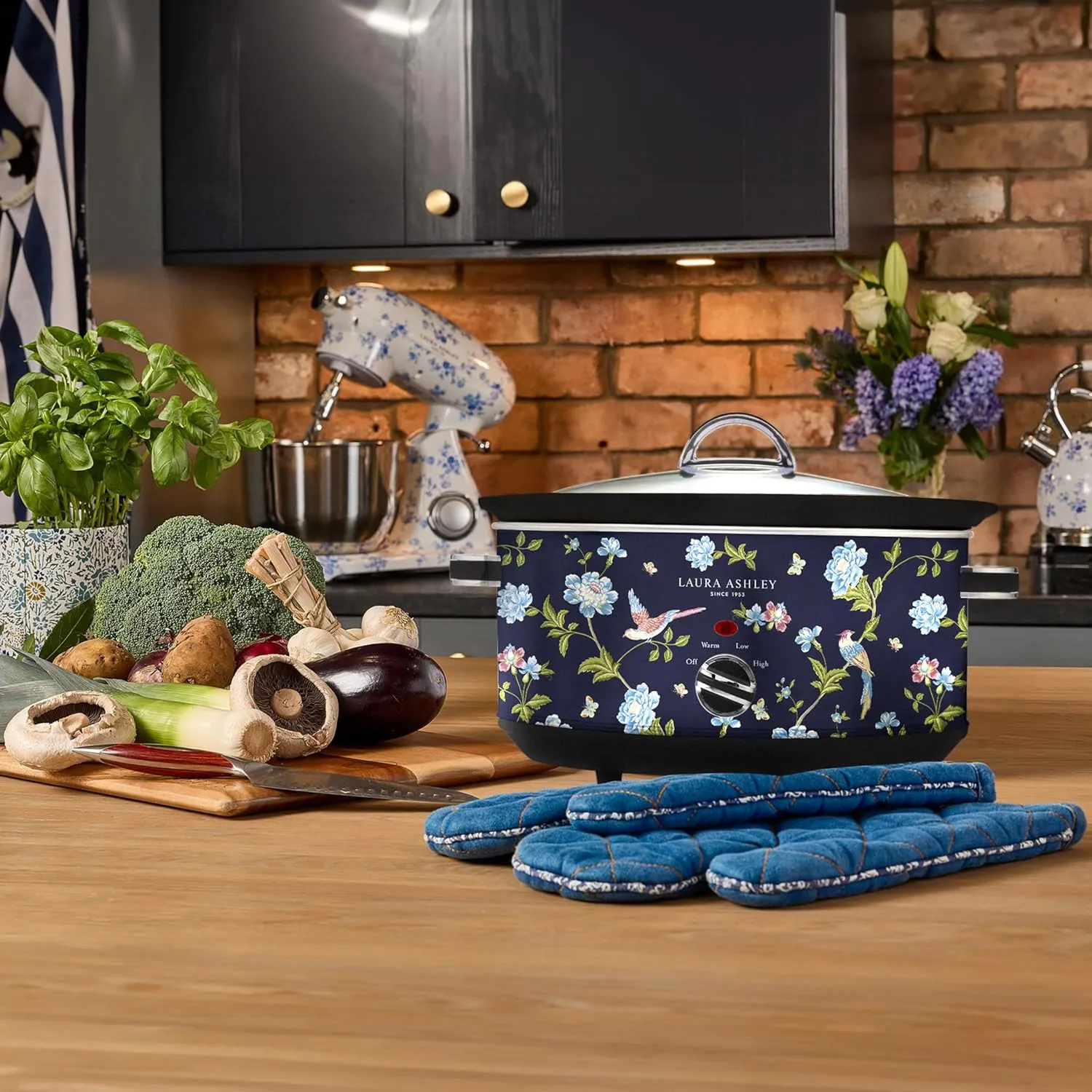 Laura Ashley Slow Cooker 6.8 Quart - Large Slow Cooker 6.8 QT for 8 to 10 People - Energy Efficient Slow Cookers with 3 Heat Settings - Dishwasher Safe Removeable Ceramic Crock & Tempered Glass Lid