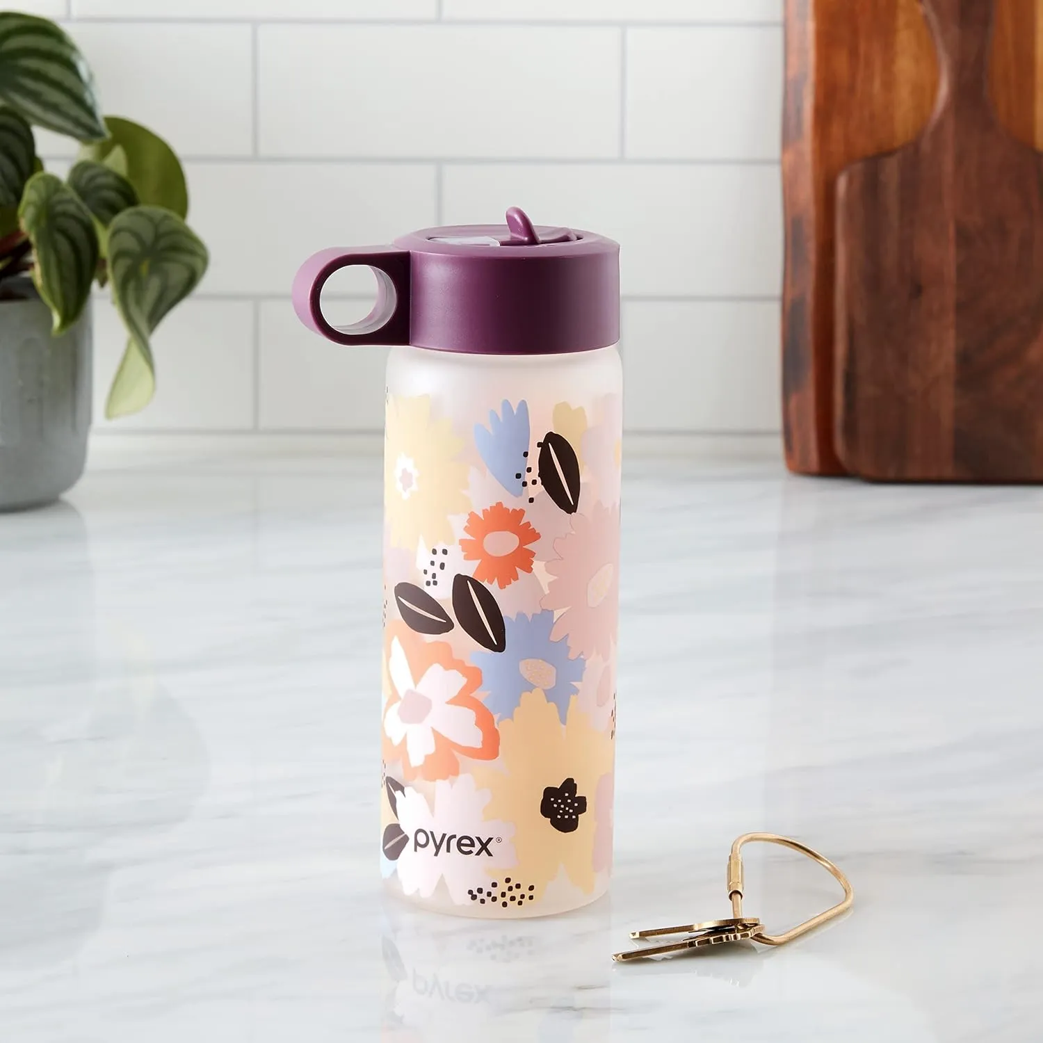 Pyrex 17.5-Oz Color Changing Glass Water Bottle with Silicone Coating, Leakproof and Textured Glass Reusable Water Bottle, Eco-Friendly, BPA-Free Silicone Coating, Blur Tie Dye