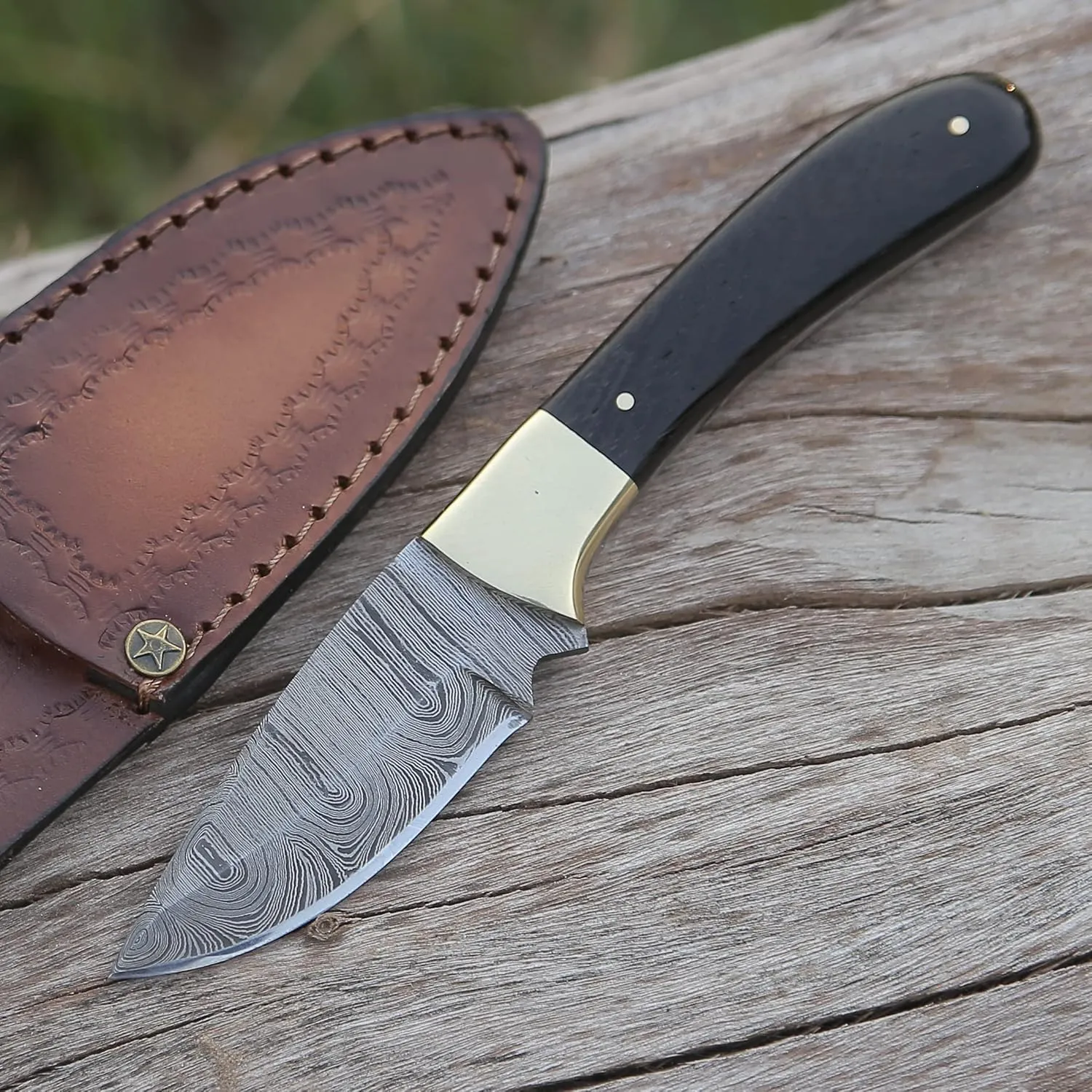 Skinner Fixed Blade, Damascus Steel Knife - Fixed blade knives - Bush craft Knife - Hunting Knife & Camping Knife - Skinning Knives & Hunting Knives, with Bone & Resin Bolster Handel Real leather Knife Sheath (113 SKINNER KNIFE)