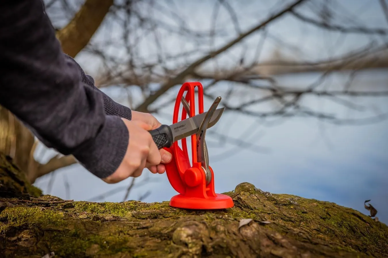 Warthog V-Sharp CURVE Professional Knife Sharpener System, 25 Degree Angle Knife Sharpener, 325 Grit Diamond Hones, Kitchen Tools, Easy to Use, Lightweight, No Adjustments, Ultra Compact, Red